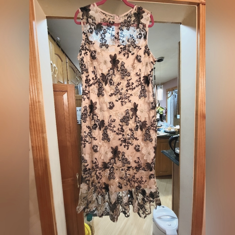 CALVIN KLEIN Floral Embroidered Trumpet Midi Dress
